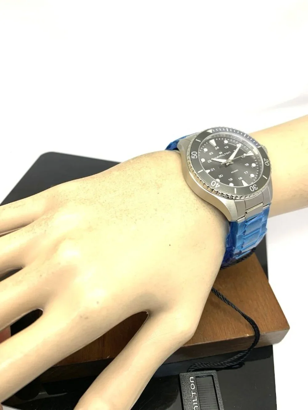 Hamilton Unisex Watch H82211181 Khaki Navy Scuba Swiss Quartz Silver Steel 37mm